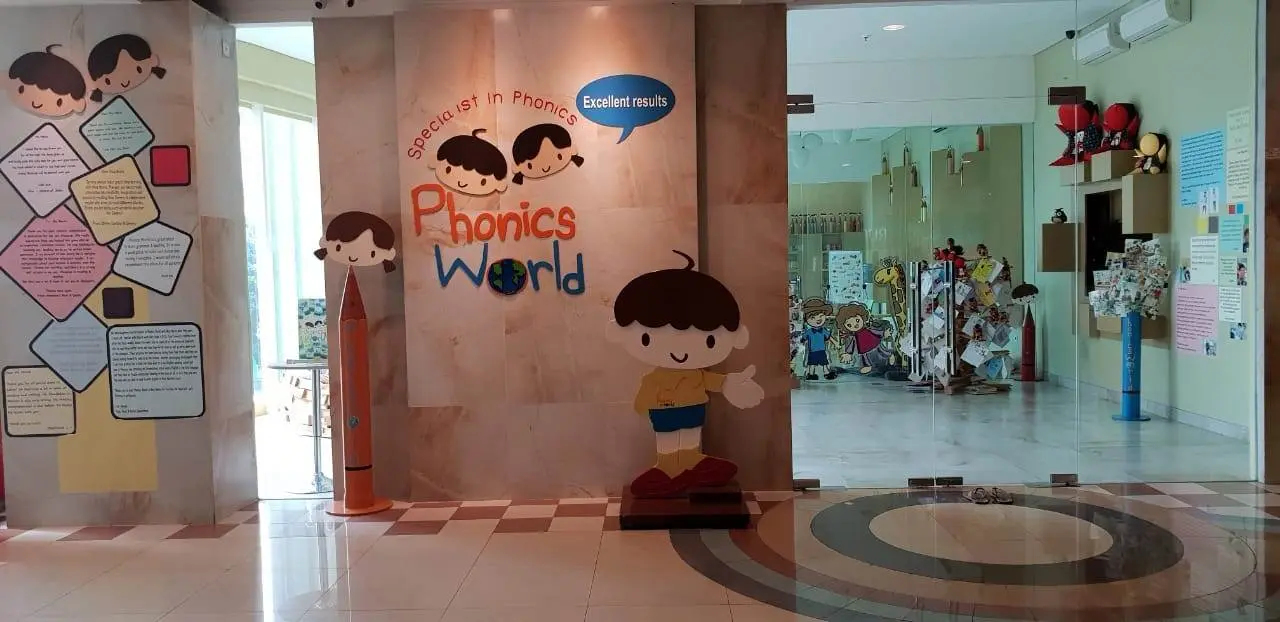 Pintu masuk Phonics World Indonesia di The Bellezza Shopping Arcade, Permata Hijau