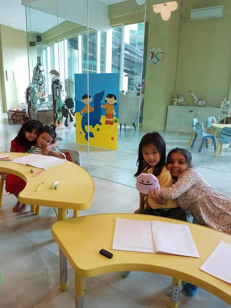 Anak-anak berada di ruang belajar Phonics World Indonesia